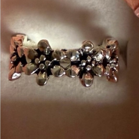 Jewelry - 🔥2/$24 or 3/$30🔥 Elegant Silver Floral Band Ring